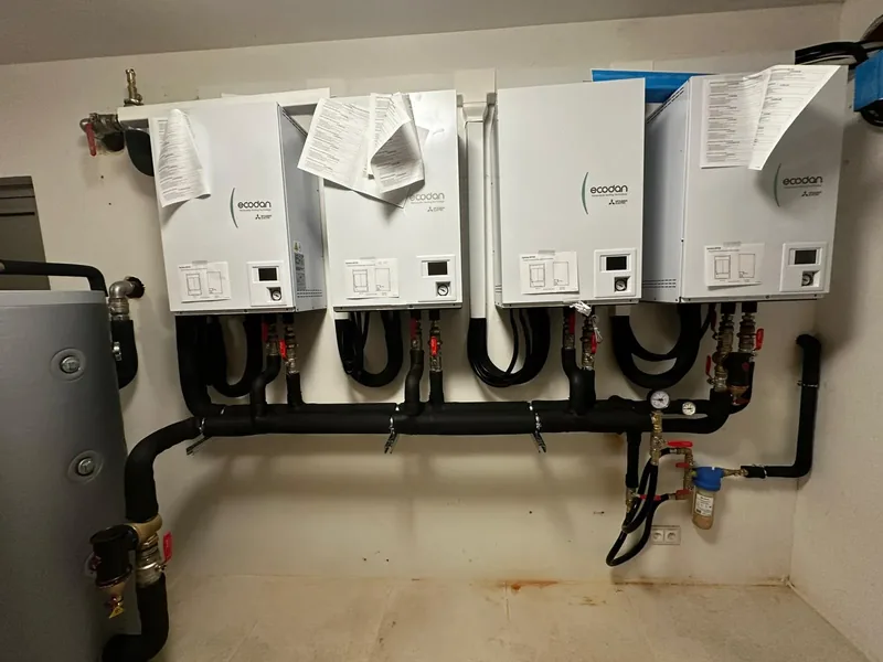 Kaskada czterech pomp ciepła Mitsubishi Electric ZUBADAN Ecodan seria E, jednostki wewnętrzne